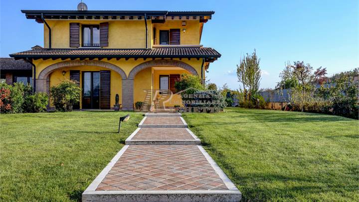 Villa for sale in Solferino